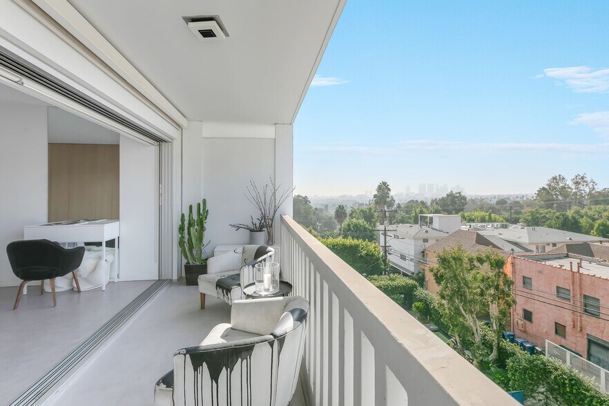 Building Photo - 999 N Doheny Dr