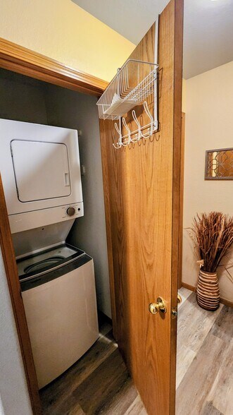 Building Photo - 371 Cardinal Ave