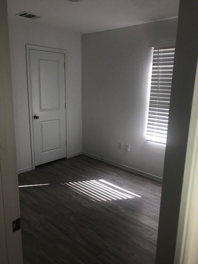 Building Photo - Beautiful home with great amenities!