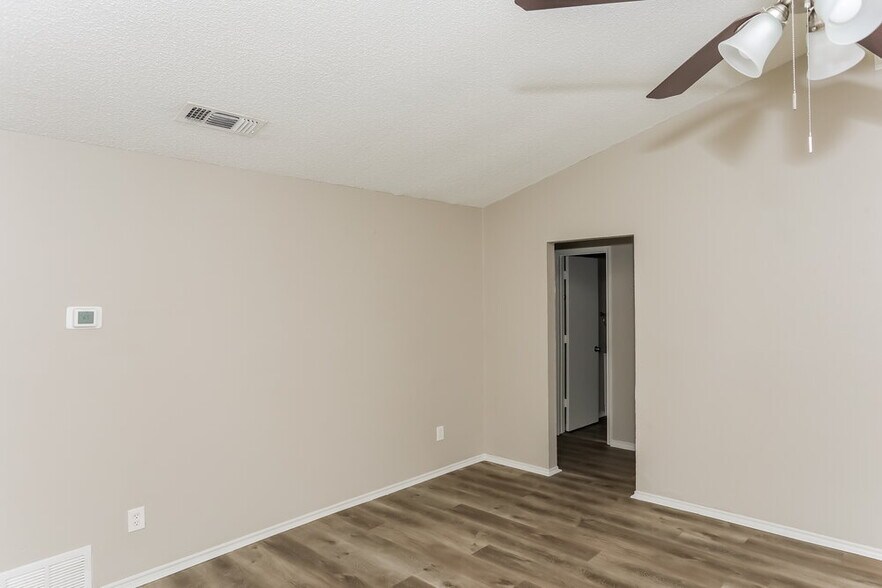 Building Photo - 6004 Cool Springs Dr