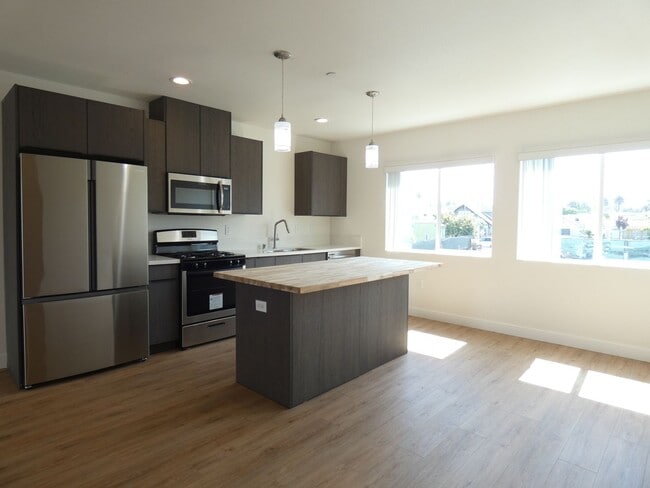 Building Photo - Modern Townhome Community in Prime Mid-City