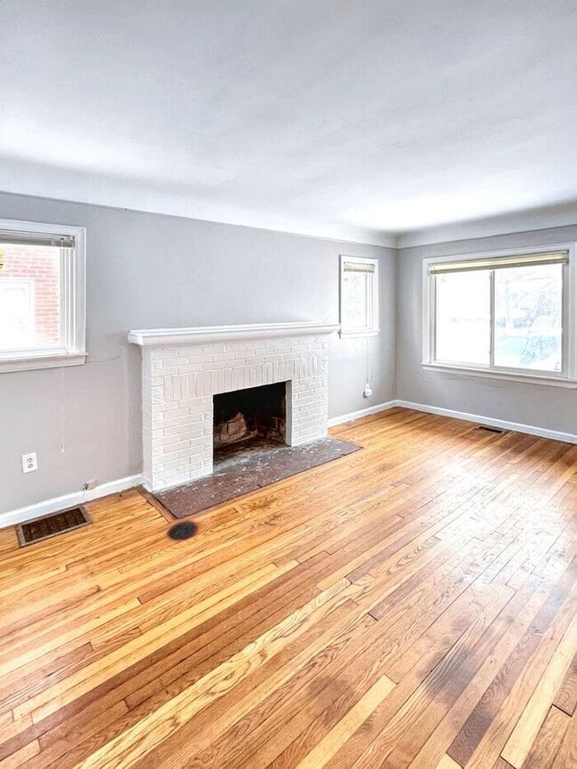 Building Photo - Charming 3-Bedroom Home in a Desirable Det...