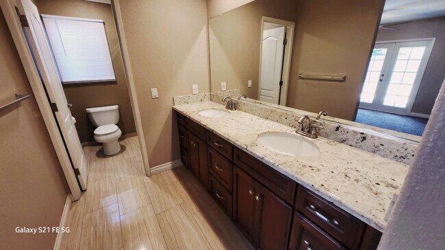 Building Photo - Immaculate 3 Bedroom 2 Bath House locate w...