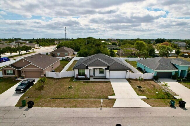 Building Photo - 409 SW Bradshaw Cir