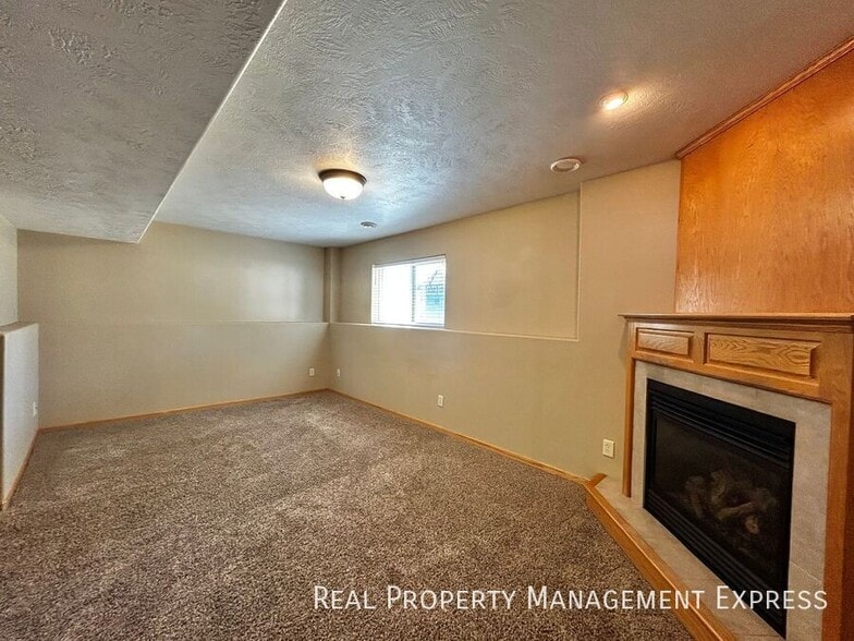 Building Photo - 7636 S Rose Crest Ct