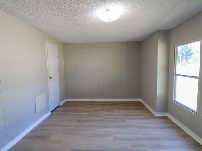 Building Photo - Completely Updated 3BR/2BA Trailer in Musc...