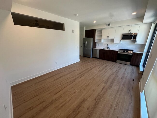 Building Photo - 615 W Peace St