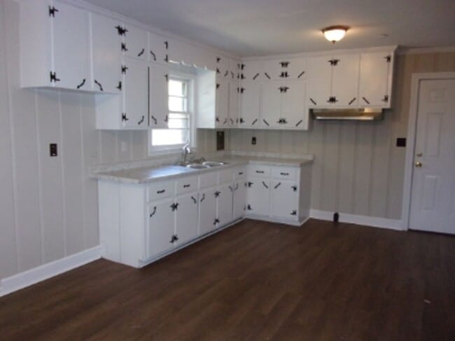 Building Photo - Newly Rennovated