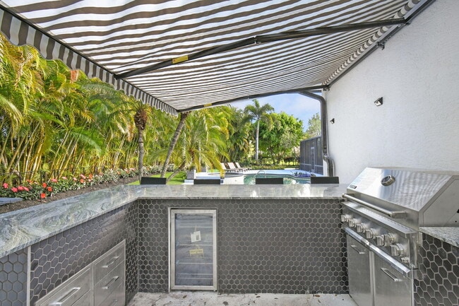 Building Photo - 15700 Carrera Ln