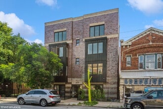 Building Photo - Impeccable 3 bedroom 2.5 bath condo located in the heart of Ukrainian Village / Humboldt Park / W...