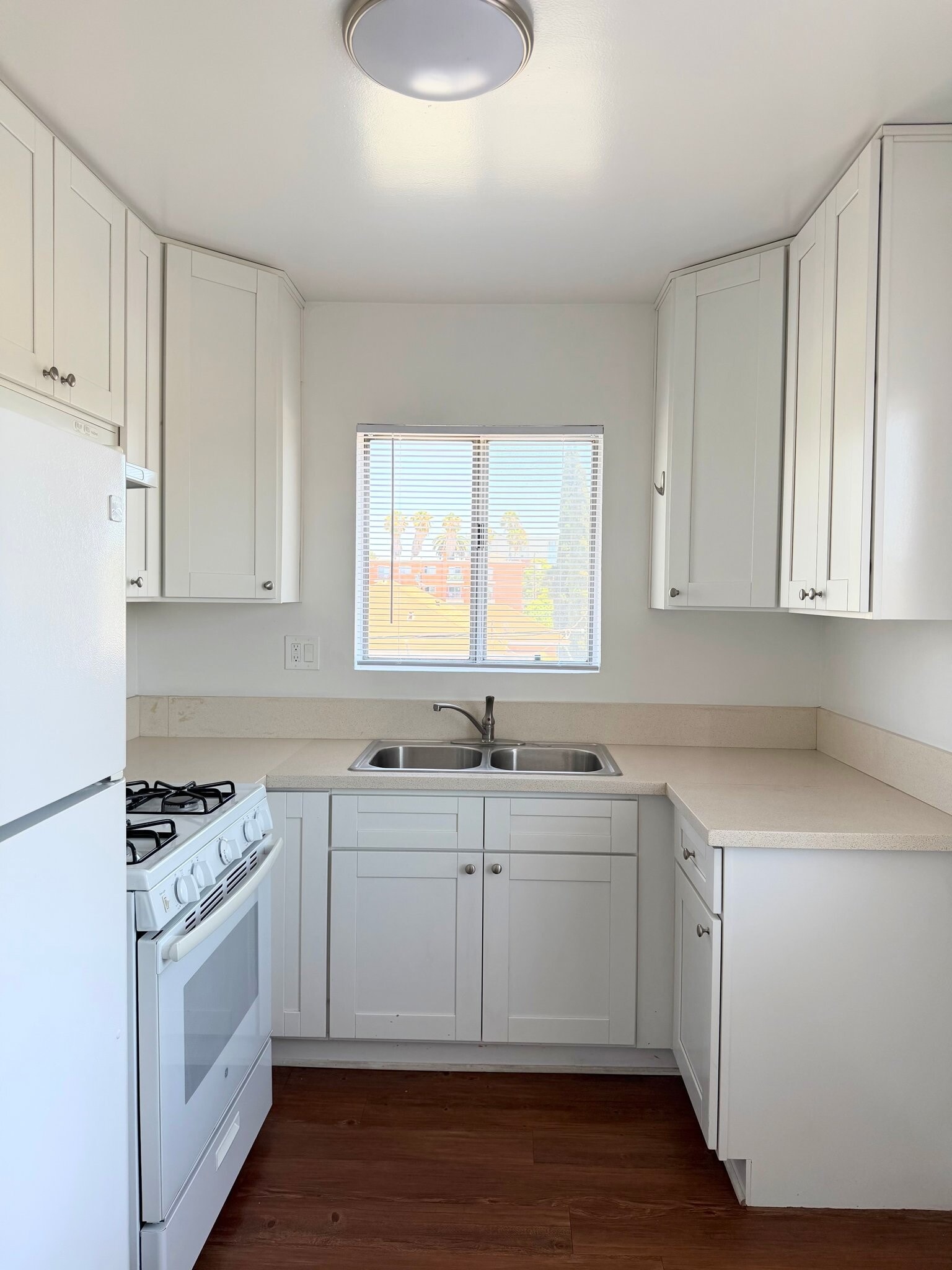 Building Photo - 508 N Kenmore Ave