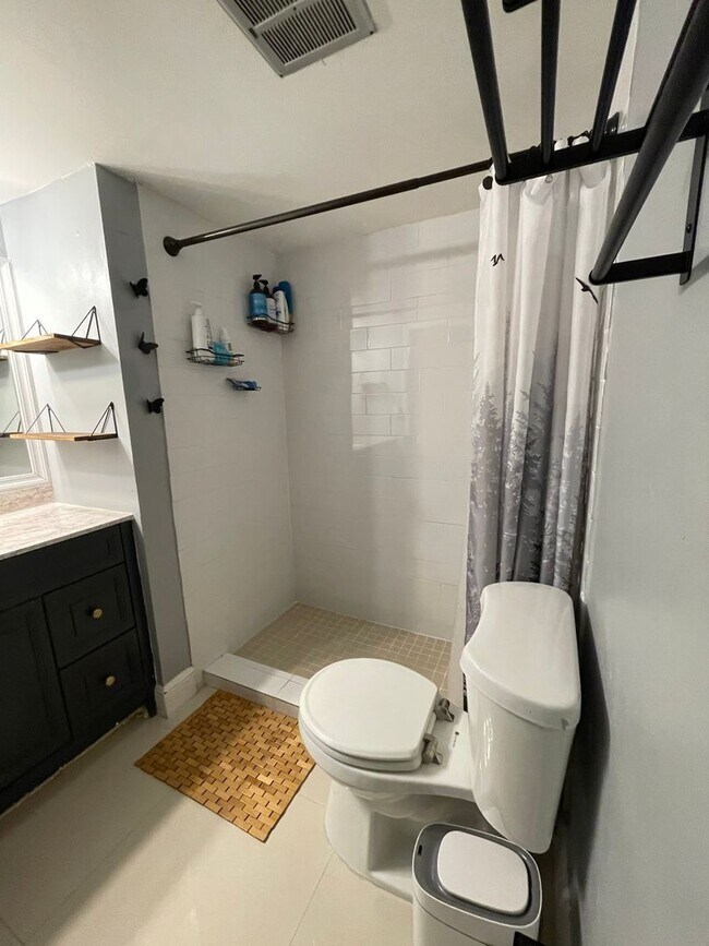 Building Photo - Charming Apartment in Fort Lauderdale