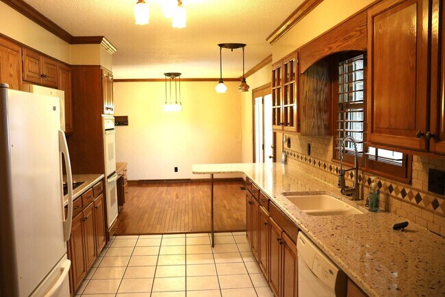 Building Photo - Brick Rancher