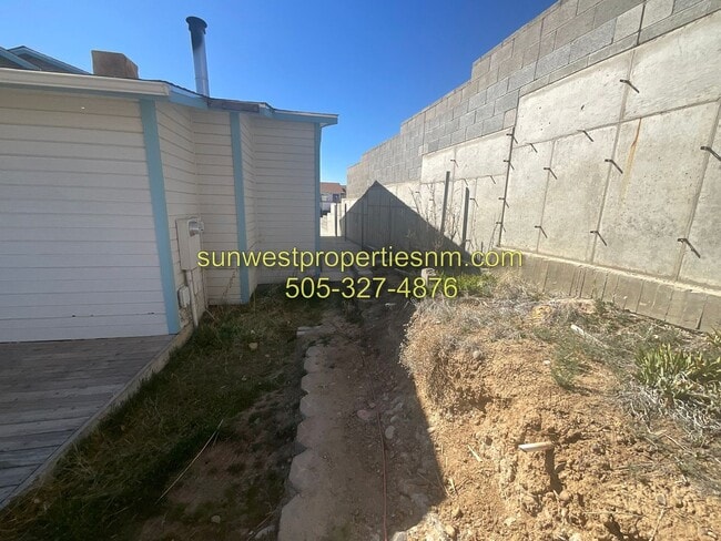 Building Photo - 4 Bedroom, 2 Bath Home