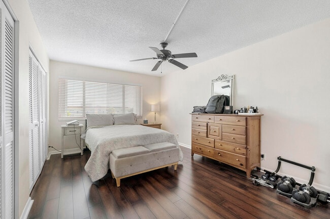 Building Photo - 125 Shore Ct