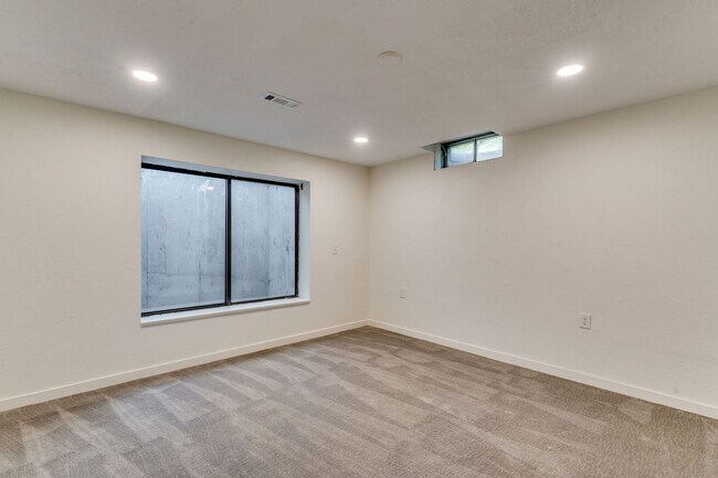 Building Photo - Completely renovated 4 bedroom, 3 bathroom...