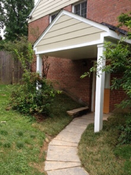 Separate side entance - 3905 Brenda Ln