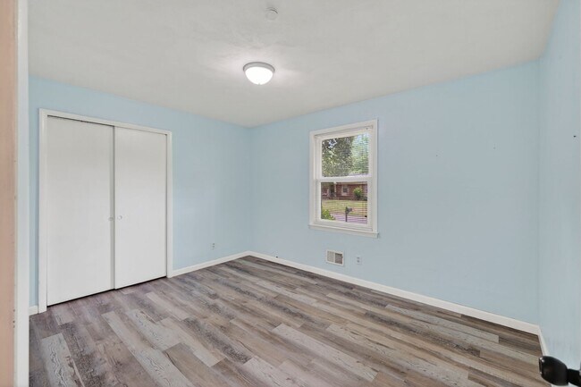 Building Photo - Brick Corner Ranch in Oak Manor-Chesapeake!