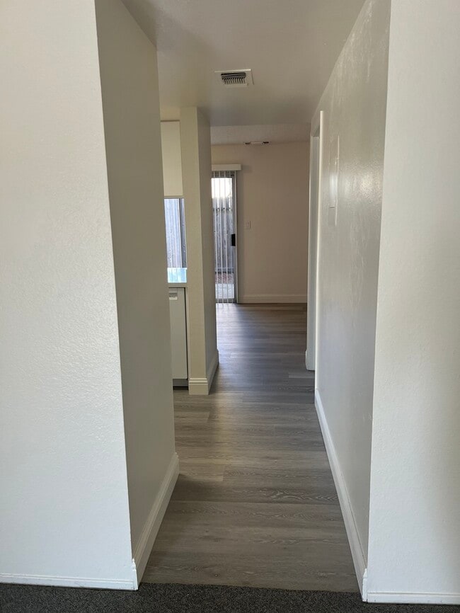 Building Photo - 845 Carro Dr