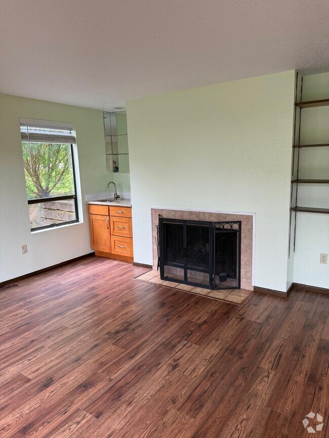 Building Photo - Beautiful 2 bedrooms 1.5 Bath
