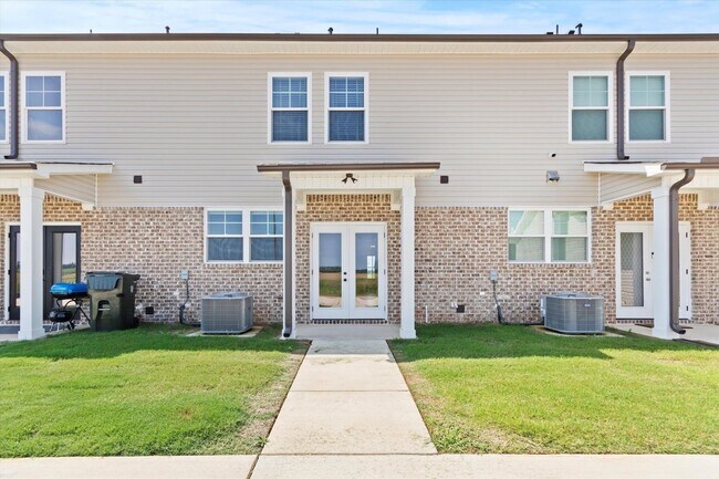 Building Photo - Fully Furnished and Move-In Ready! Flexible Lease Options Available!