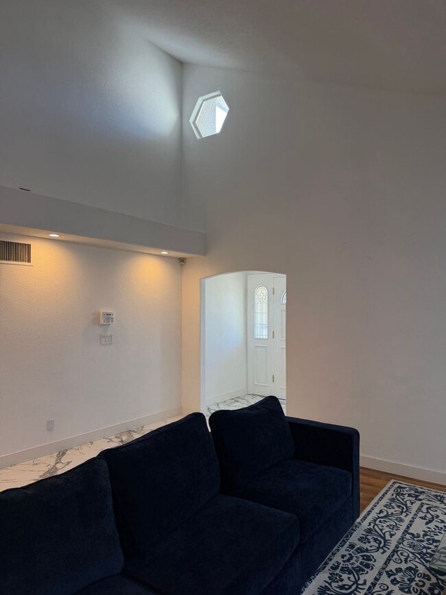 Building Photo - 4 bed, 3 bath cul-de-sac home!