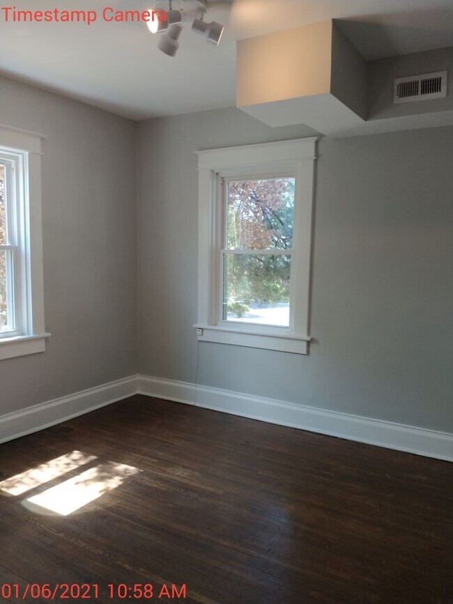 Building Photo - 2027-2028 9 bedroom / 4.5 baths  School Year Location PERFECT for students, in the heart of the UVA