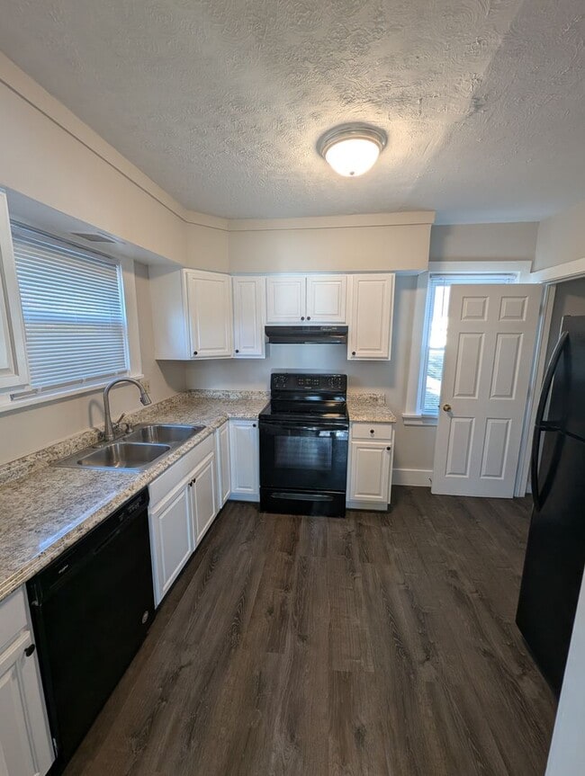 Building Photo - Beautiful 2 bedroom house with large yard, off street parking.  Ready to move in!