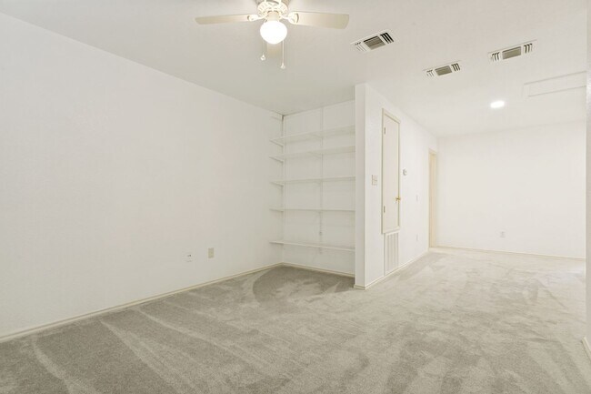 Building Photo - 2-BEDROOM, 2.5-BATHROOM DUPLEX/CONDOMINIUM IN TERRELL HEIGHTS