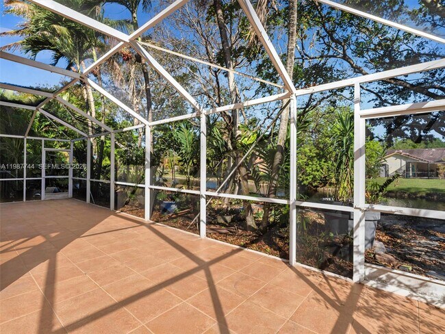 Building Photo - 11407 Lakeview Dr