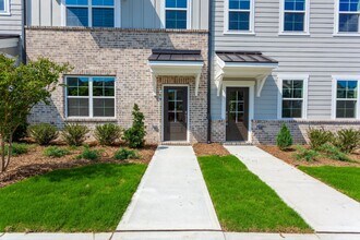 Building Photo - BEAUTIFUL TOWNHOME WITH COMMUNITY POOL