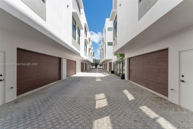 Building Photo - 529 NE 61st St