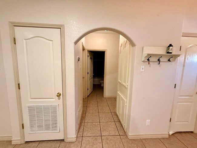 Building Photo - 405 Wren Point