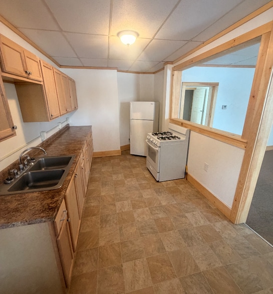 Building Photo - 109 Railroad St