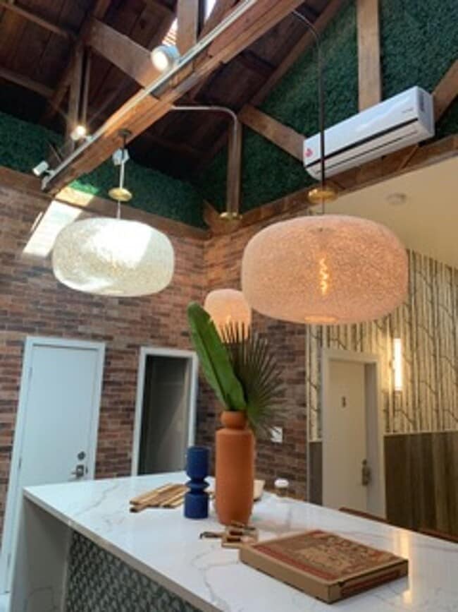 Building Photo - Gorgeous Upstairs unit with downtown view ...