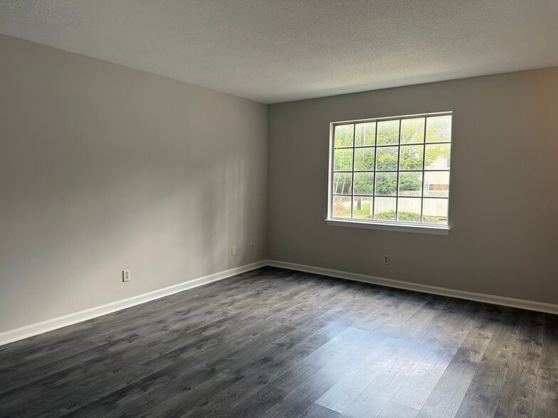 Living Room - 1613 Ashford Ln