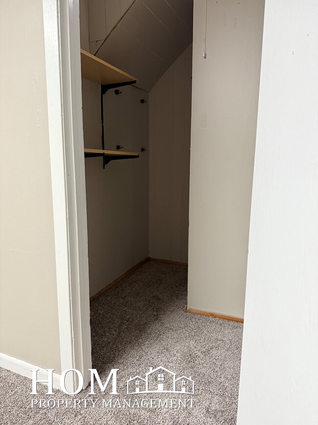 Building Photo - 802 Carney Ave