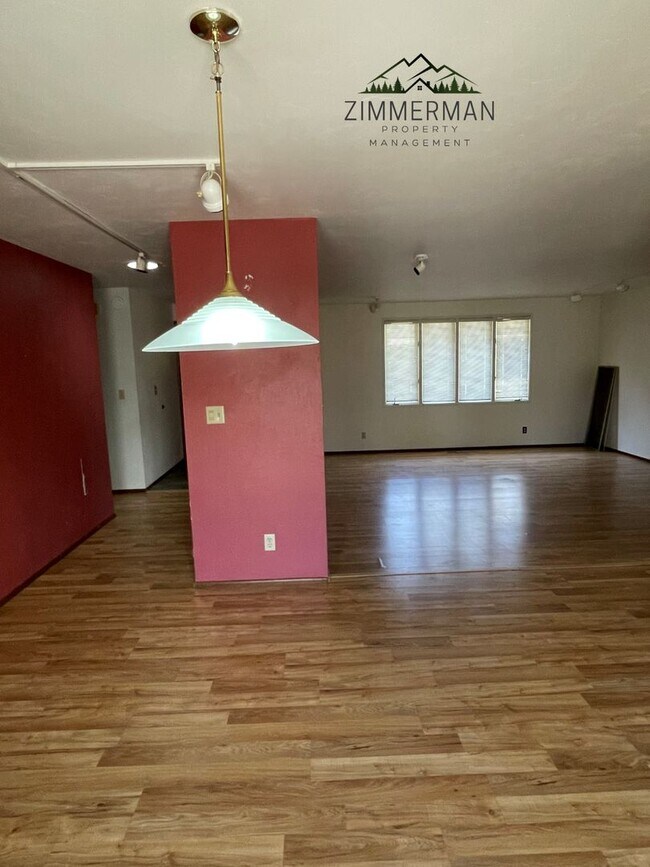 Building Photo - 3 Bedroom, 3 Bathroom Home in Beautiful Sh...
