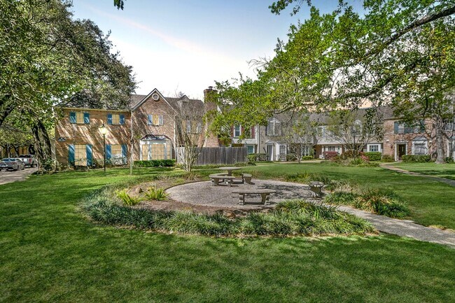 Building Photo - 13240 Trail Hollow Dr