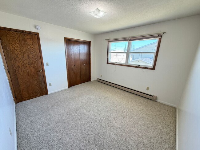 Building Photo - AVAILABLE MAY - Large 2 Bedroom Apartment!