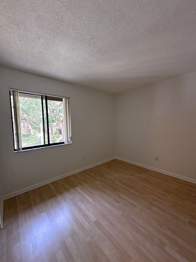 Building Photo - Lovely 2 Bedroom 2 Full bath Condo in the ...