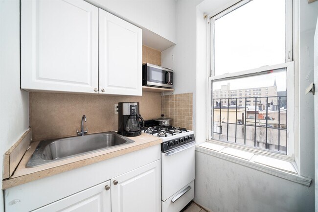 Building Photo - 401 Adams St