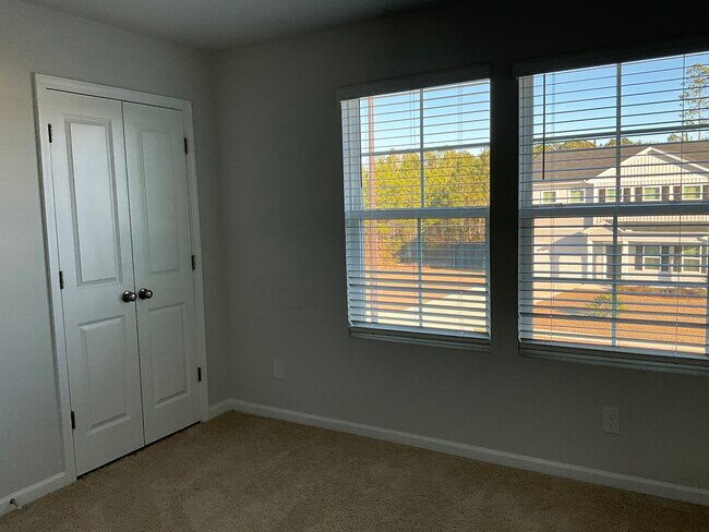 Building Photo - 131 Freesia Dr