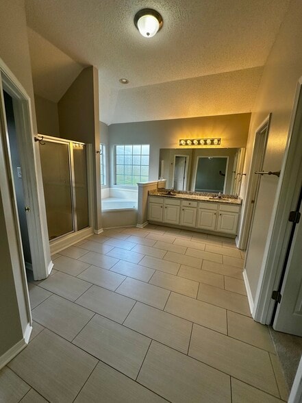 Building Photo - 27078 Stratford Glen Dr
