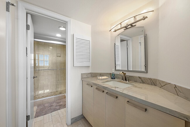 Building Photo - 5200 N Ocean Dr