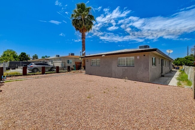 Building Photo - Duplex located in a Central Area of Las Vegas