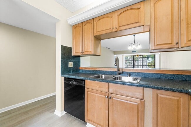 Building Photo - Spacious 2BR/2BA Condo at Whitehall - West Palm Beach