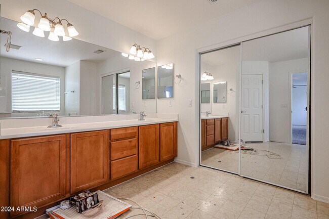 Building Photo - 811 E Kapasi Ln