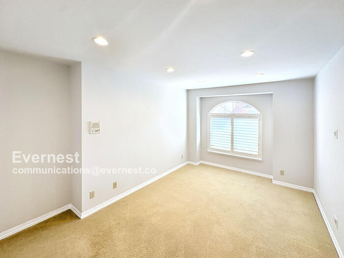 Building Photo - 473 S Clovercrest Ln