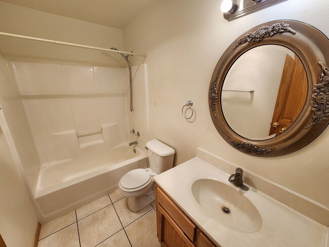 Building Photo - 2100 Hickory Dr